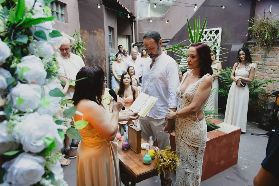 No altar com eles