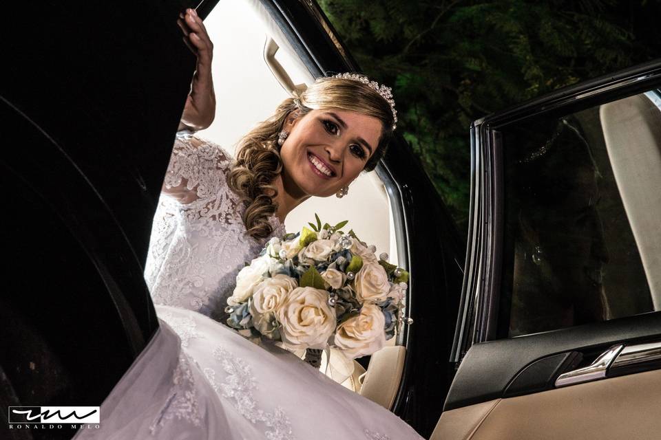 Noiva no carro antes de casar