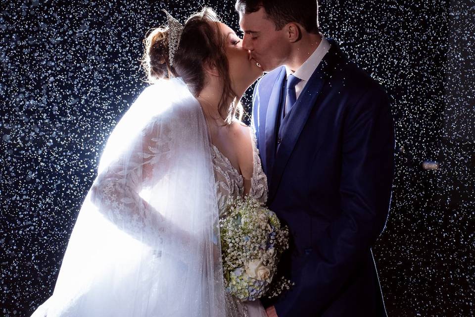 Casal sob garoa