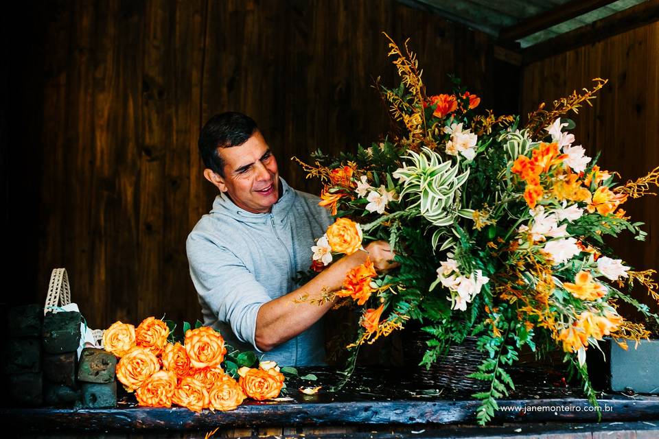 Florista trabalhando