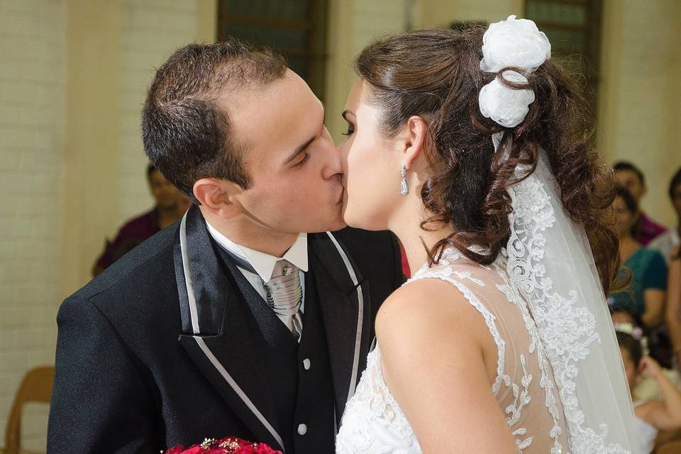 Noivo beijando a noiva no alta