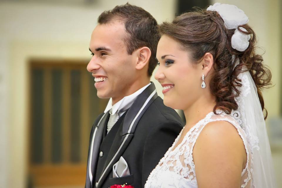 Casal alegre no altar