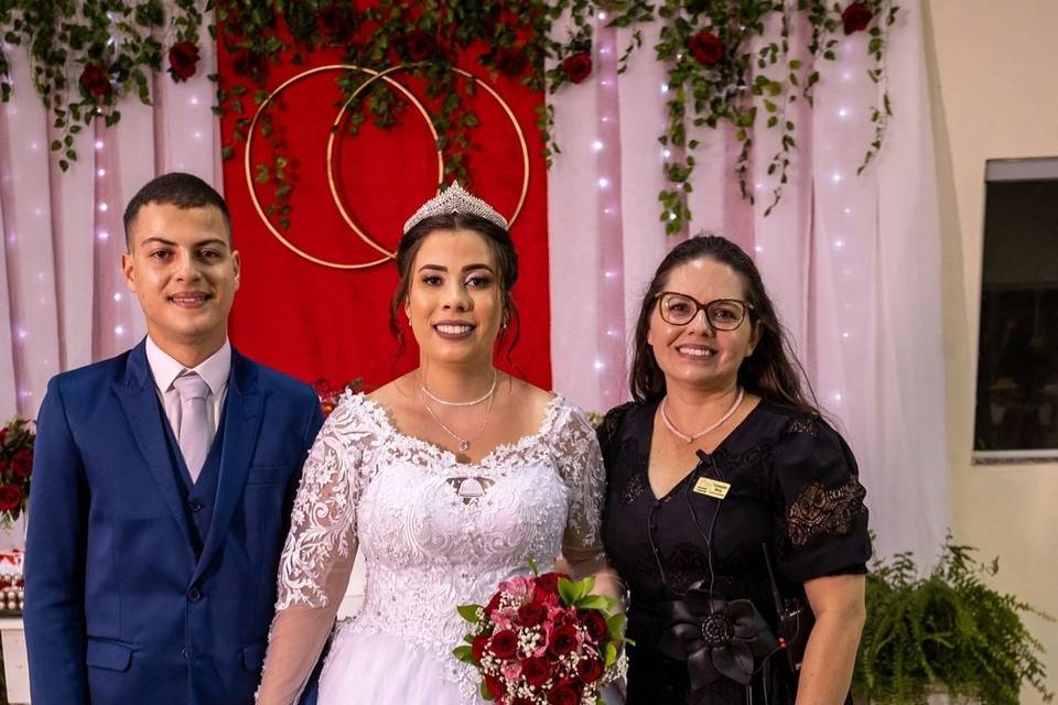 Leonise Reis com os noivos