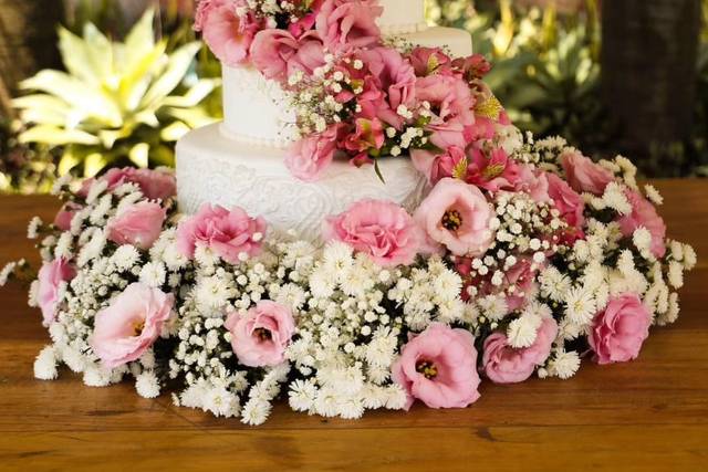 Bolo com flores naturais