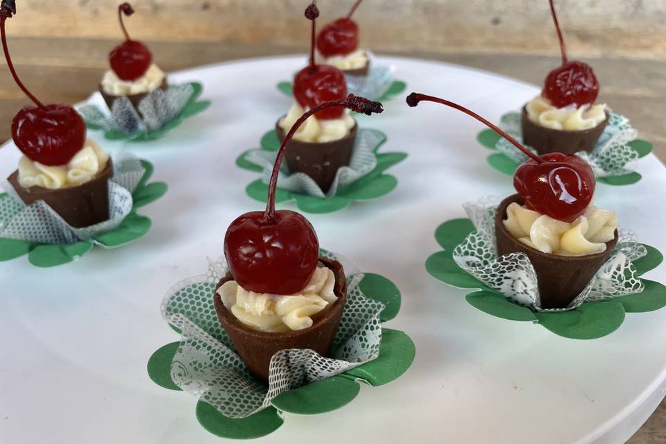 Brigadeiro branco com cereja