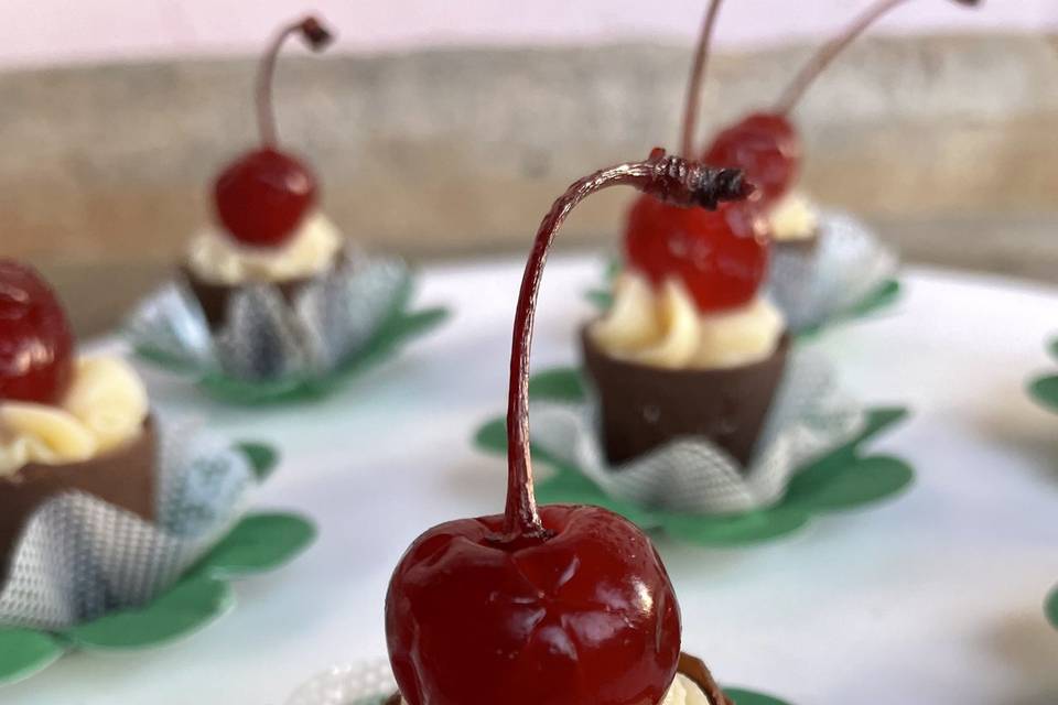 Brigadeiro branco com cereja