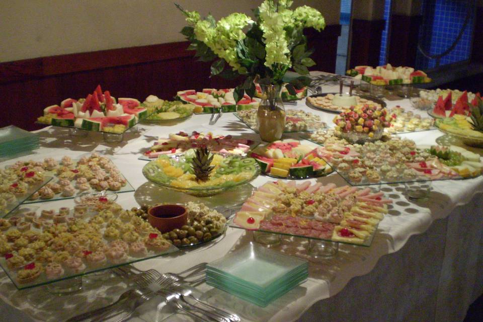 Mesa de frutas e canapes