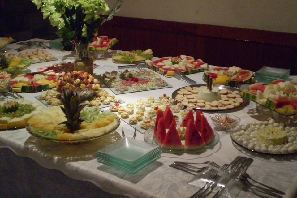 Mesa de frutas e canapes