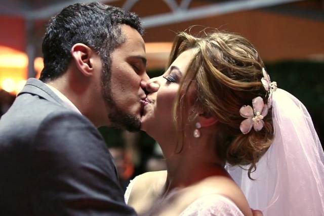 Noiva eo noivo beijando