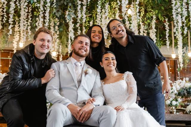 Casal e músicos