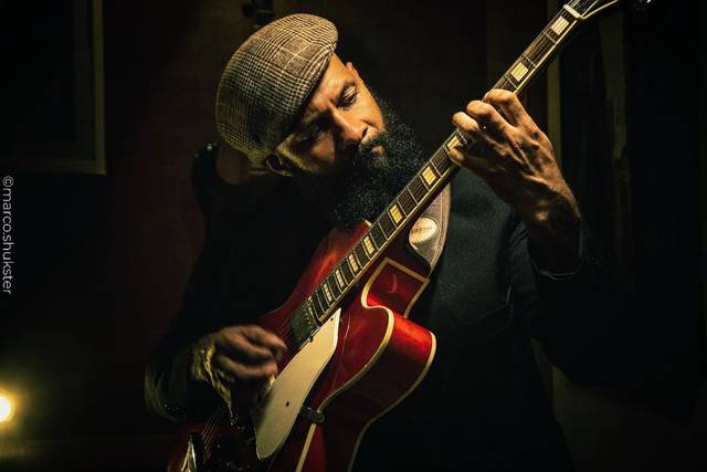 Cantor e guitarrista
