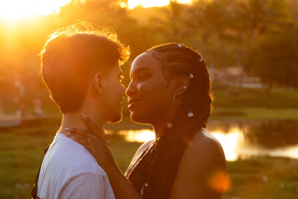 Ensaio de casal ao ar livre