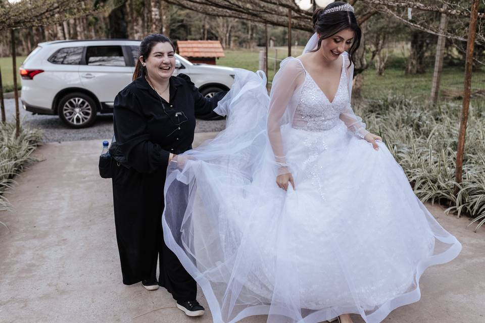 Arrumando o vestido da noiva