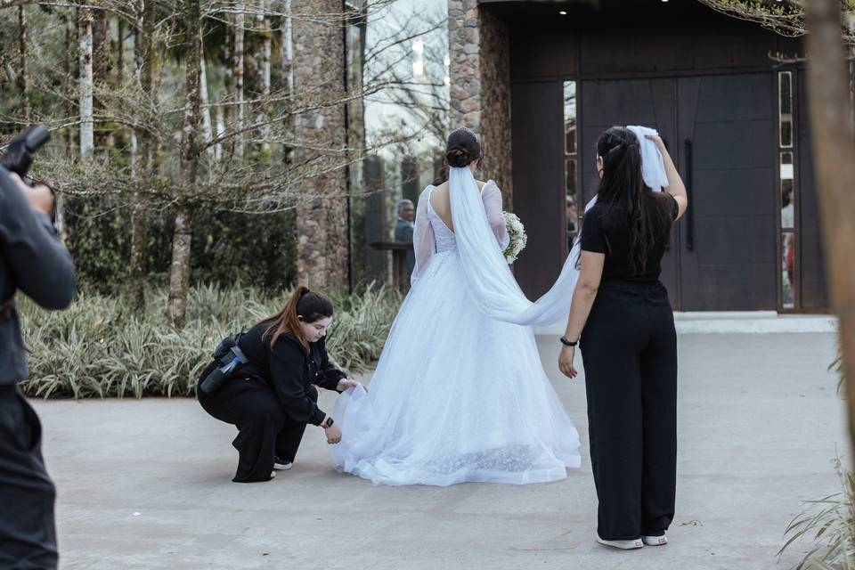 Arrumando o vestido da noiva
