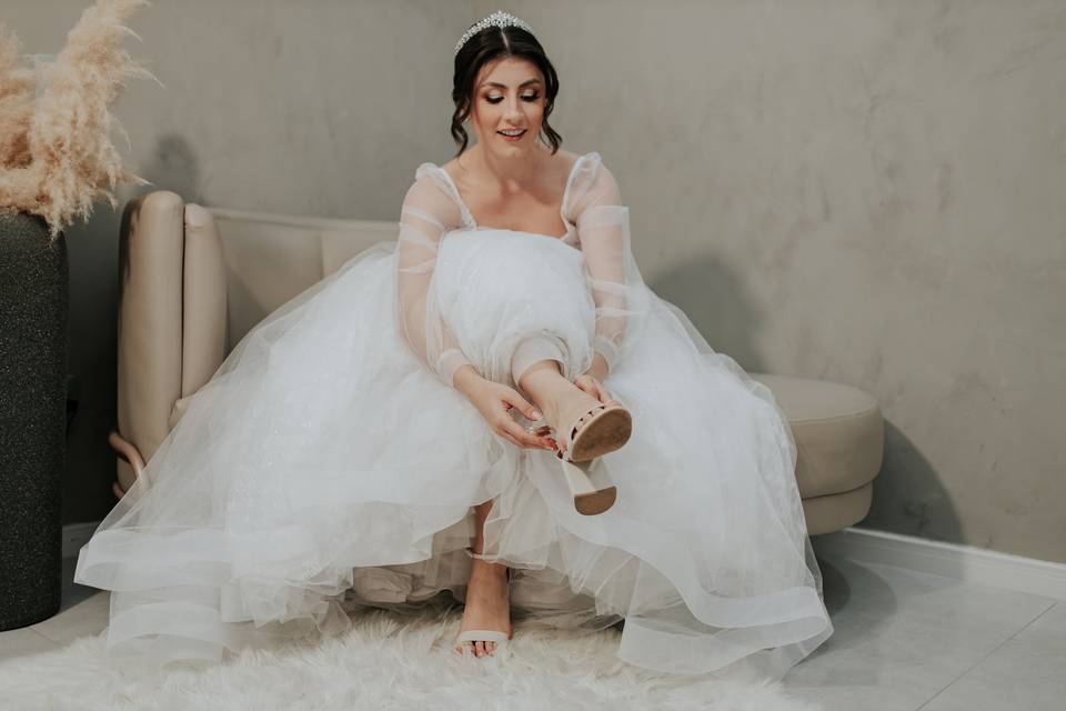 Noiva colocando seus sapatos