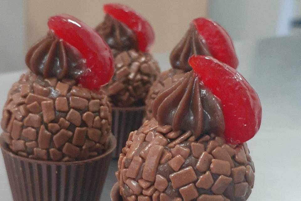 Copinho de brigadeiro e cereja