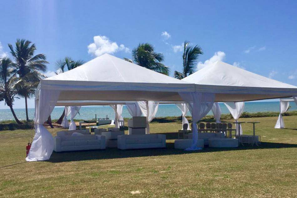 Tenda piramidal branca