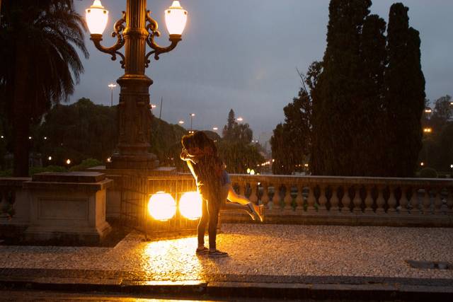 Casal na chuva