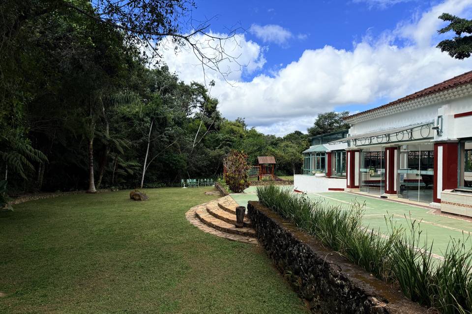 Gramado em frente piscina