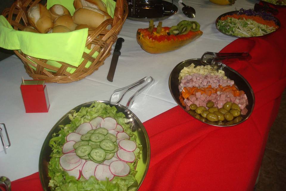 Mesa posta em evento