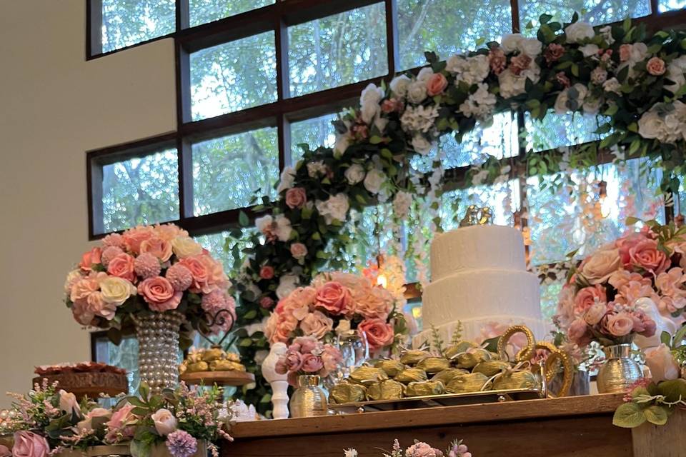 Decoração mesa bolo casamento