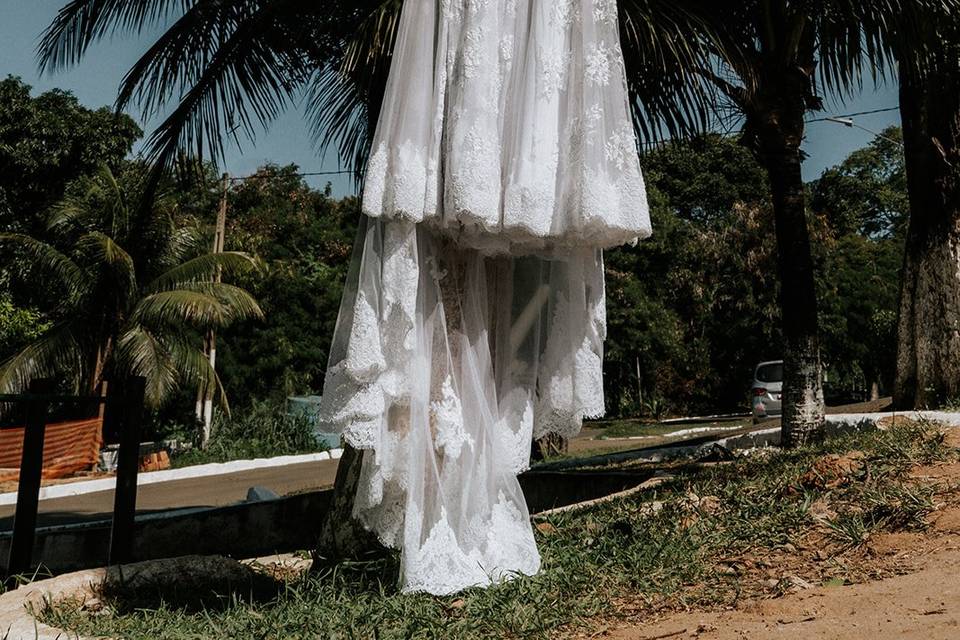 Vestido de casamento pendurado