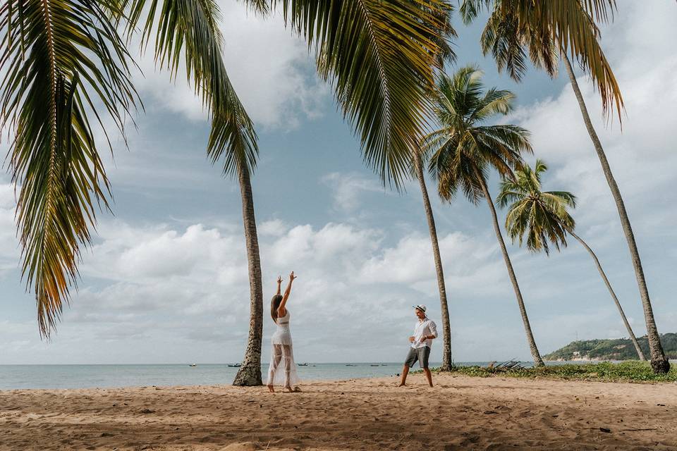 Casal brincando na praia