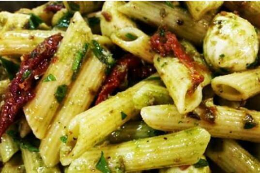 Penne com mussarela de buffala