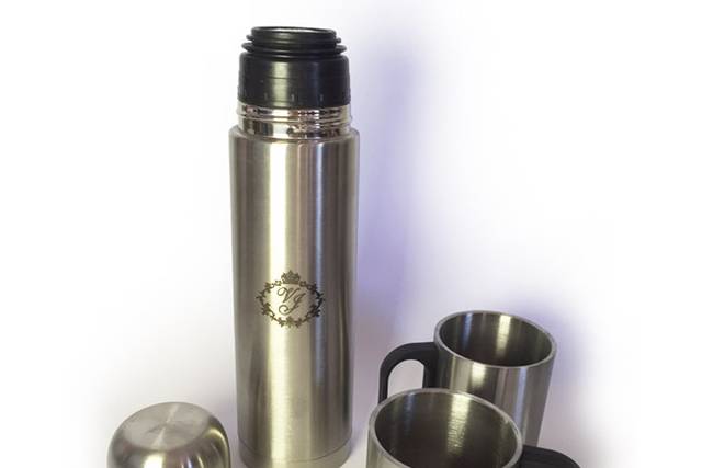 Garrafa térmica com 2 canecas
