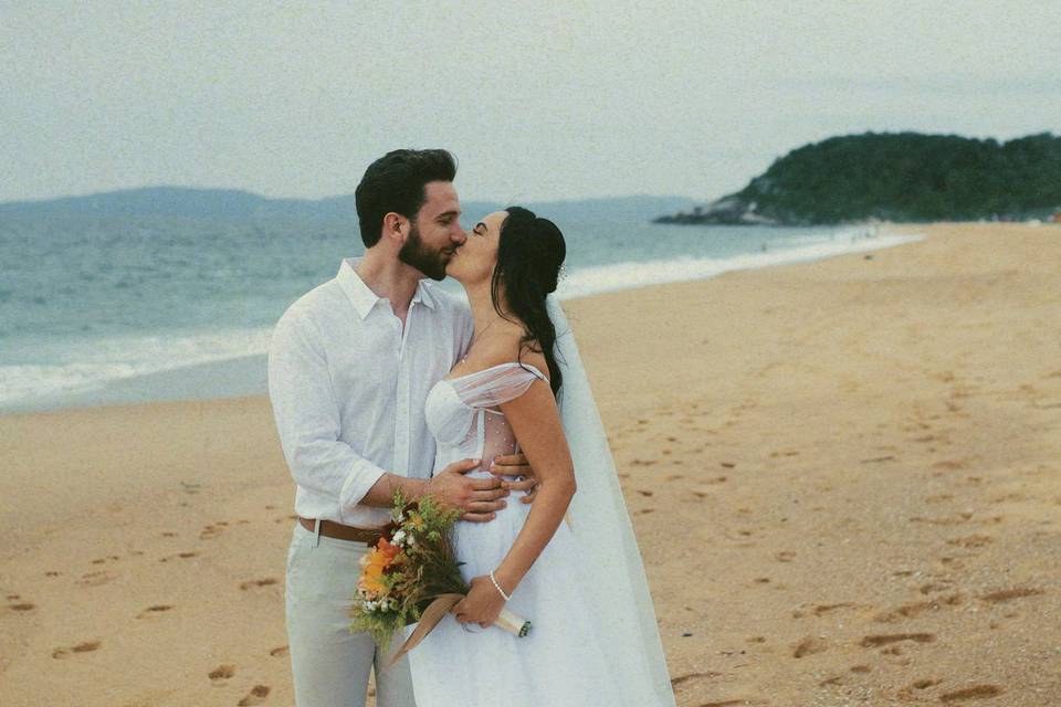 Praia areia e noivos