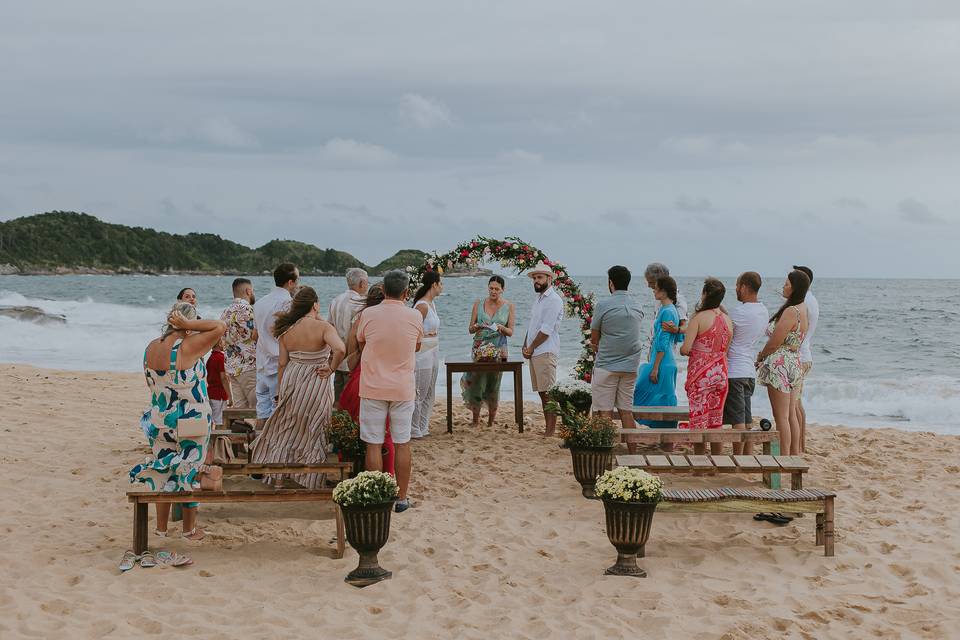 Praia, familia e noivos