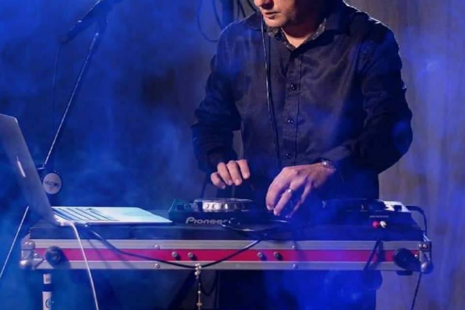DJ