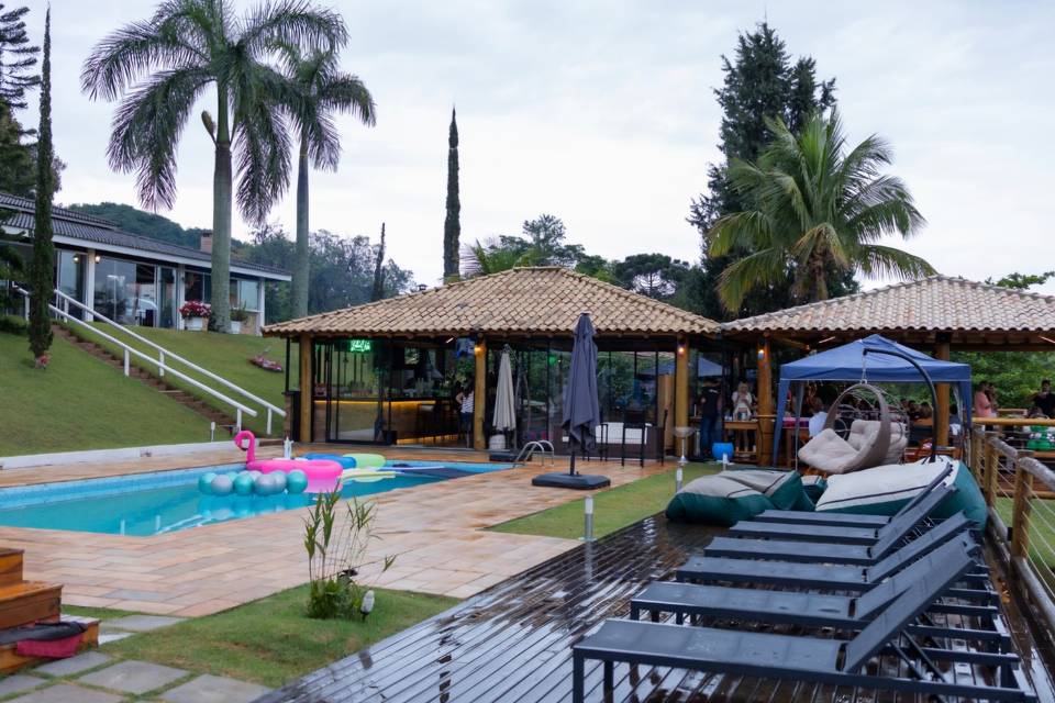 Vista da piscina, deck e bar