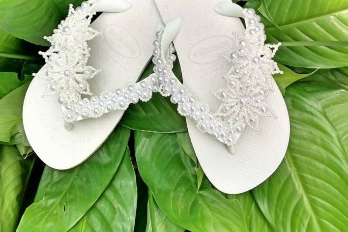 Havaianas decoradas com pérola