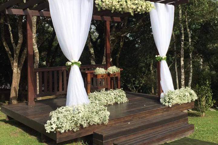 Gazebo cortinado e flores