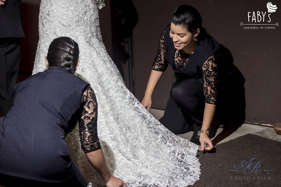 Arrumando o vestido da noiva