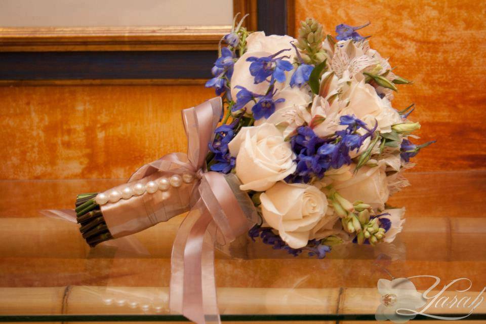 Bouquet com pontos azuis