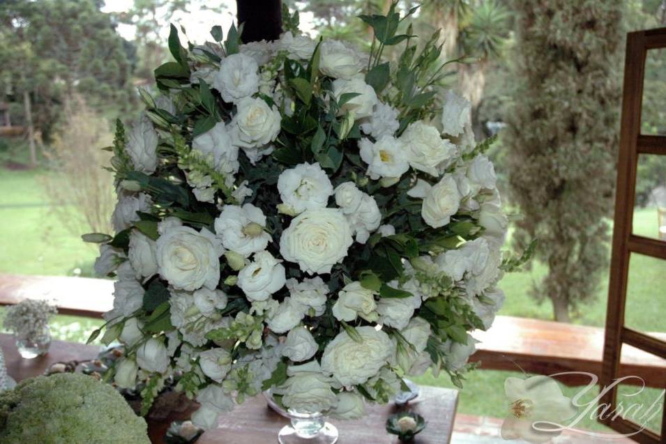 Topiaria de flores brancas