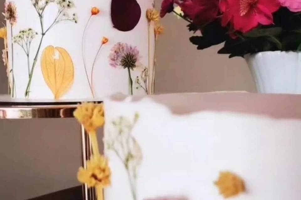 Bolo com flores desidratadas