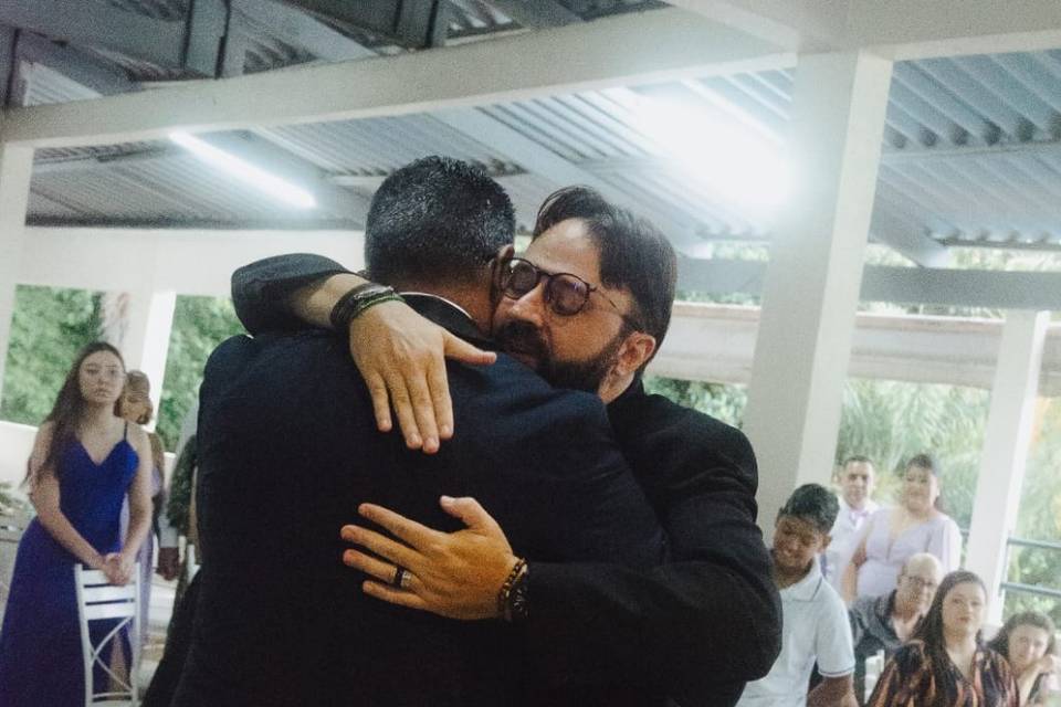 Abraço no noivo