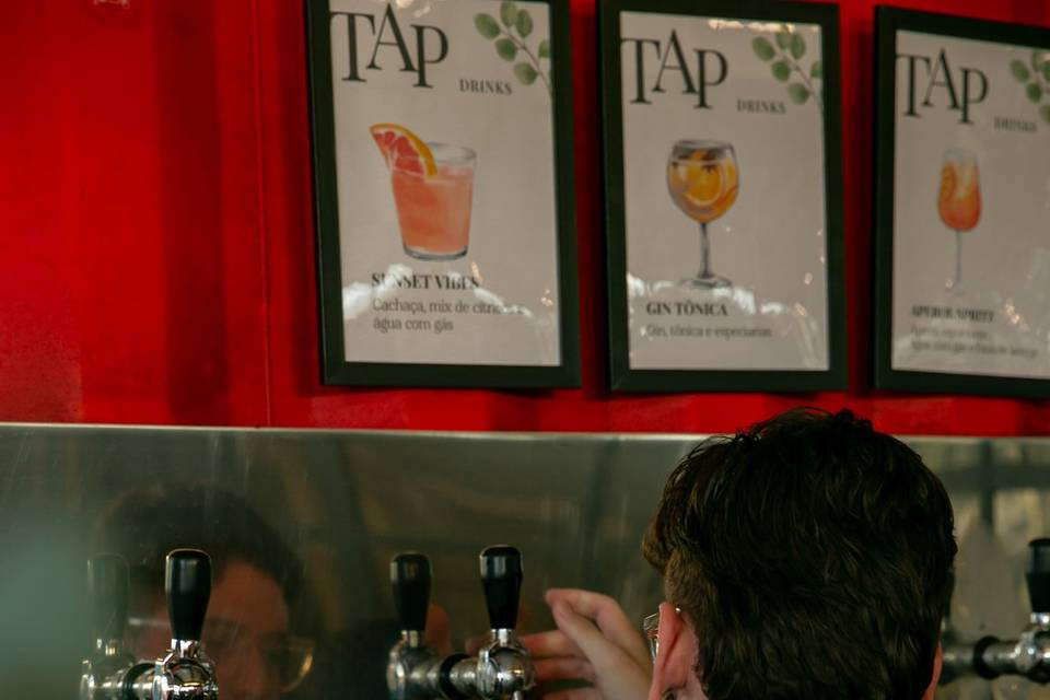 Tap de cerveja e drink