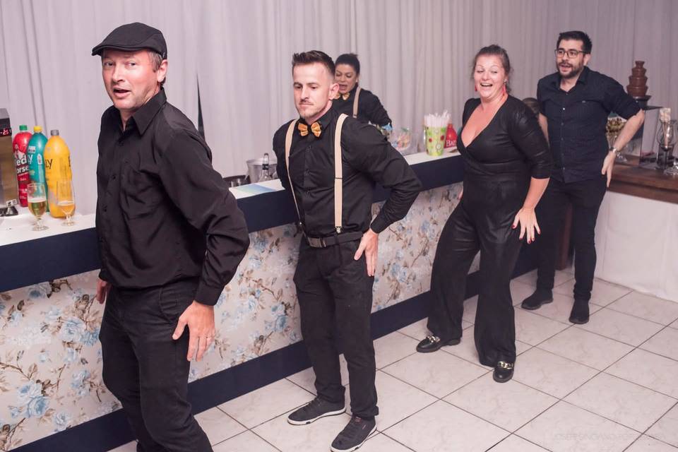 Barman e bargirl animando