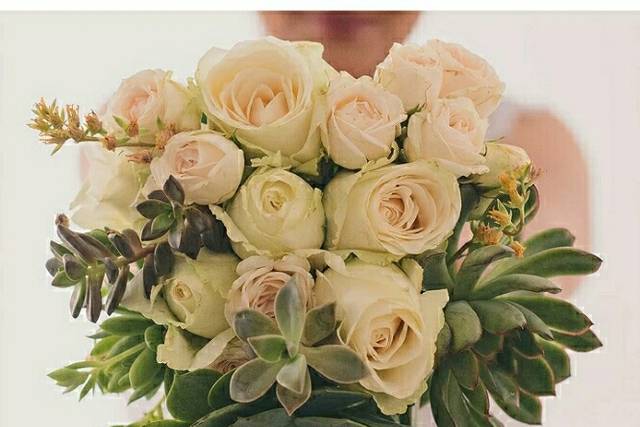 Buquê suculentas com rosas