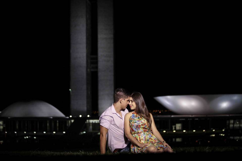 Casal em frente ao Congresso