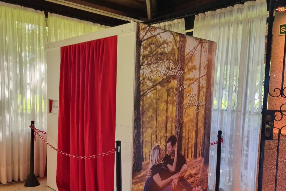 Cabine com banner casamento