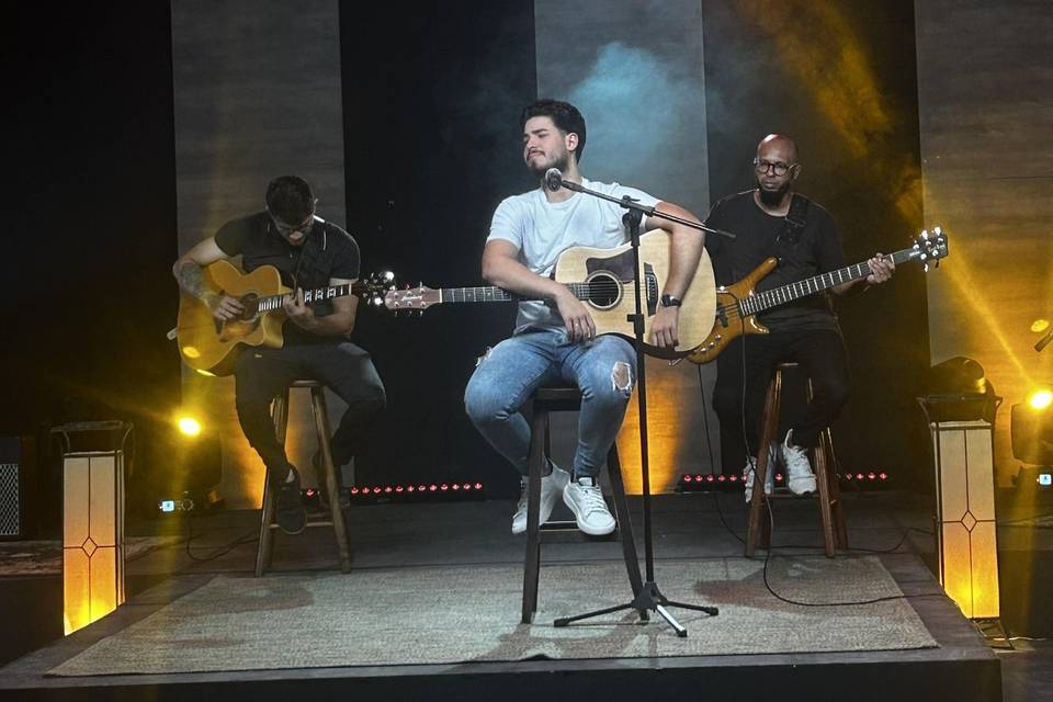 Voz e violão e 2 musicos