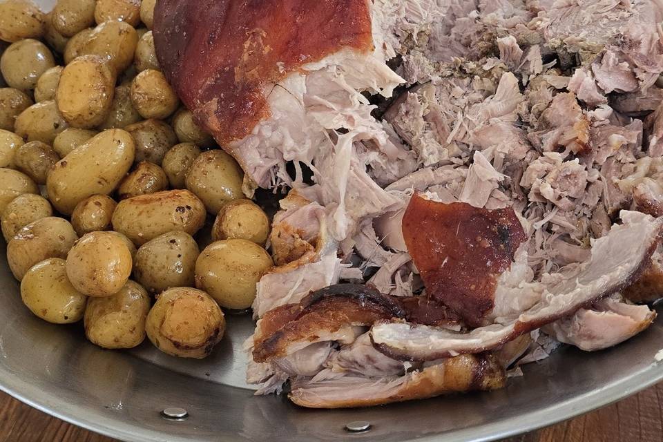 Pernil com batatas em rechauds
