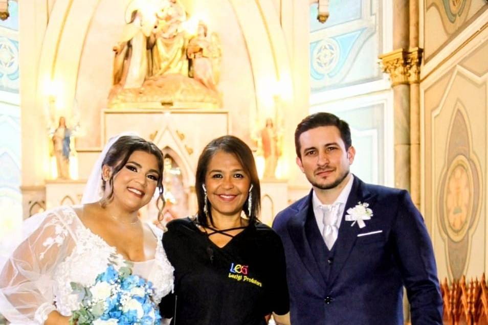 Na igreja c noivos