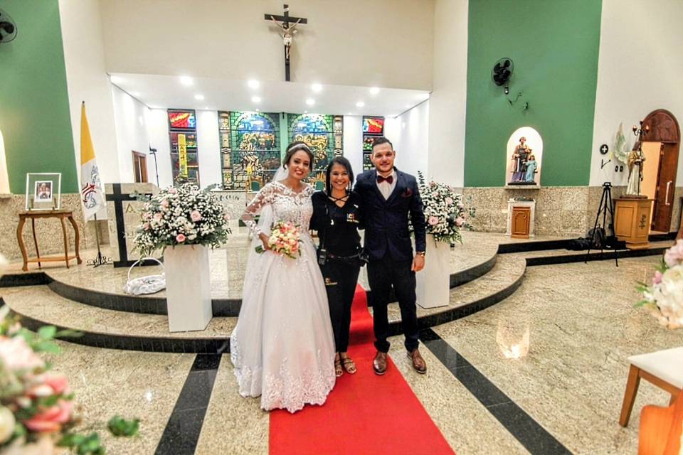 Com noivos no altar