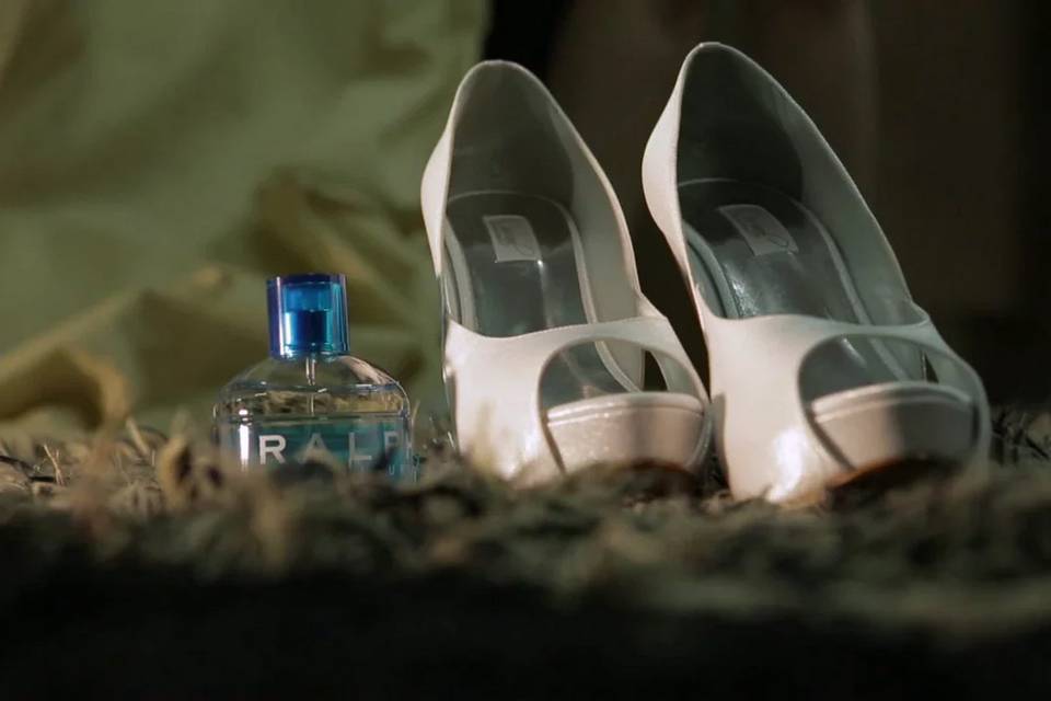 Perfume e sapato da noiva
